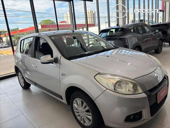 RENAULT-SANDERO-2012