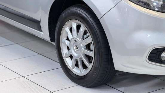 RENAULT-SANDERO-2014