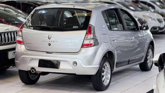 RENAULT-SANDERO-2014