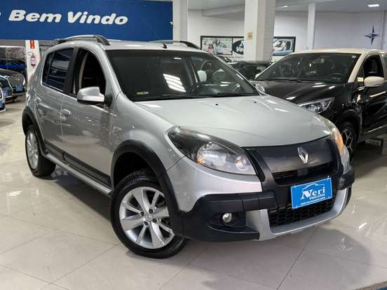 RENAULT-SANDERO-2013