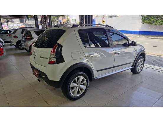 RENAULT-SANDERO-2013