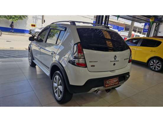 RENAULT-SANDERO-2013