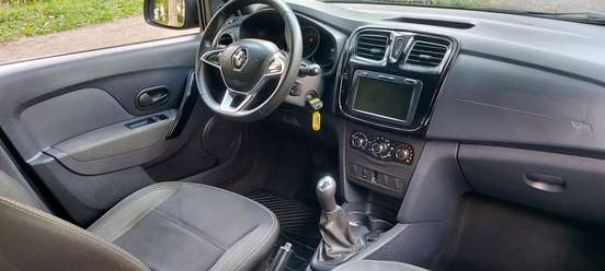 RENAULT-SANDERO-2021