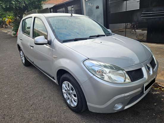 RENAULT-SANDERO-2010