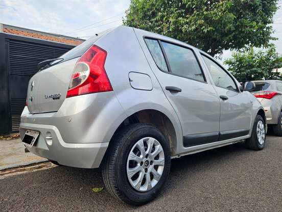 RENAULT-SANDERO-2010