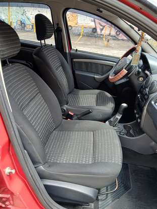 RENAULT-SANDERO-2012