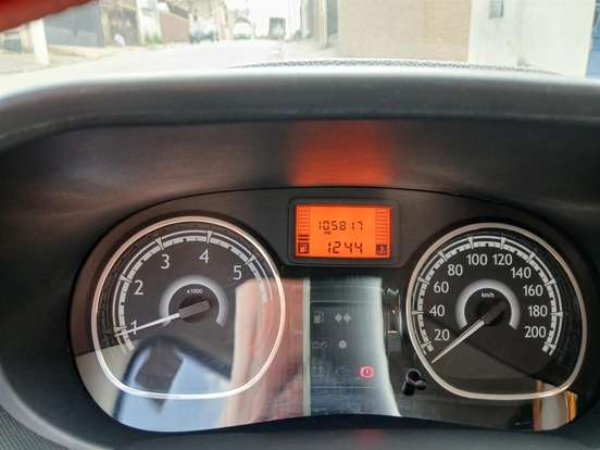 RENAULT-SANDERO-2012