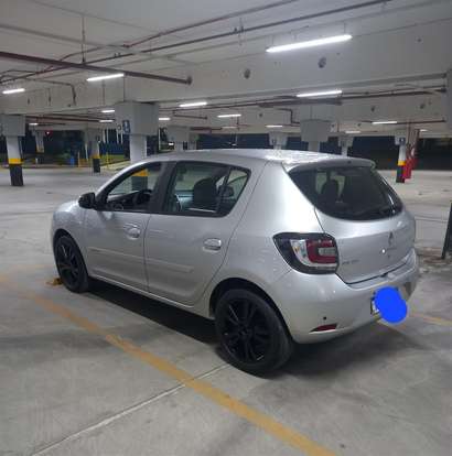 RENAULT-SANDERO-2015