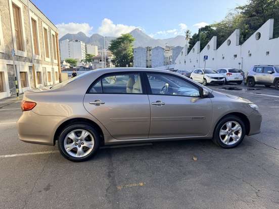 TOYOTA-COROLLA-2010