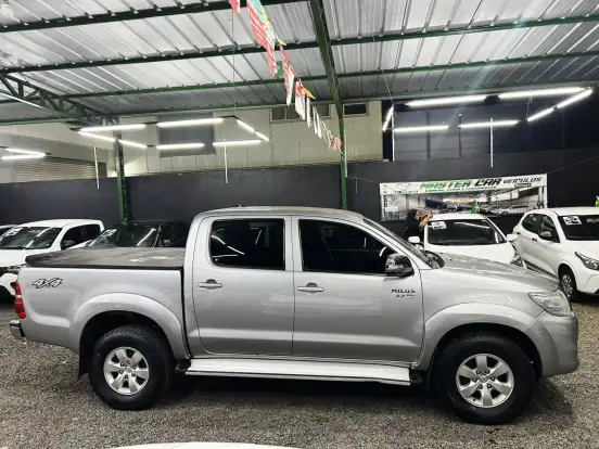 TOYOTA-HILUX-2015