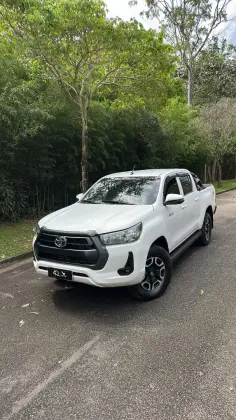 TOYOTA HILUX 2.8 D-4D TURBO DIESEL CD POWER PACK 4X4 MANUAL
