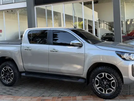 TOYOTA-HILUX-2.8 D-4D TURBO DIESEL CD SRV 4X4 AUTOMÁTICO TOYOTA-HILUX-2023