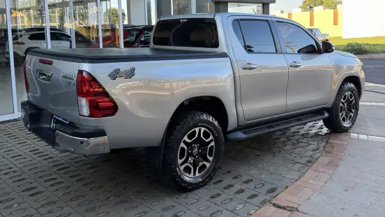 TOYOTA-HILUX-2.8 D-4D TURBO DIESEL CD SRV 4X4 AUTOMÁTICO TOYOTA-HILUX-2023