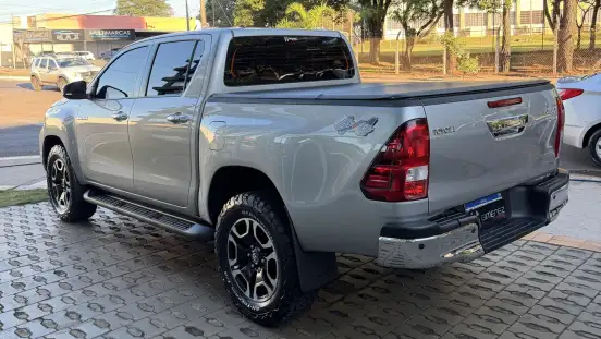 TOYOTA-HILUX-2023