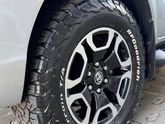TOYOTA-HILUX-2.8 D-4D TURBO DIESEL CD SRV 4X4 AUTOMÁTICO TOYOTA-HILUX-2023