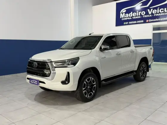 TOYOTA HILUX 2.8 D-4D TURBO DIESEL CD SRX 4X4 AUTOMÁTICO