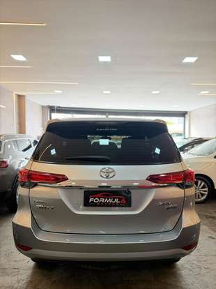 TOYOTA-HILUX-2021