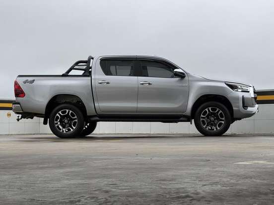TOYOTA-HILUX-2025