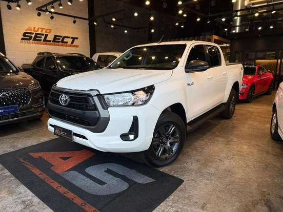 TOYOTA-HILUX-2.8 D-4D TURBO DIESEL CD SR 4X4 AUTOMÁTICO TOYOTA-HILUX-2023