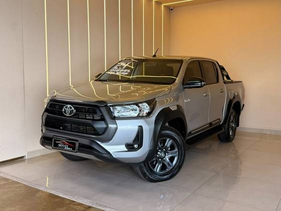 TOYOTA HILUX 2.8 D-4D TURBO DIESEL CD SR 4X4 AUTOMÁTICO