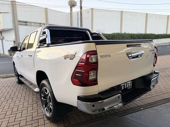 TOYOTA-HILUX-2.8 D-4D TURBO DIESEL CD SRV 4X4 AUTOMÁTICO TOYOTA-HILUX-2024