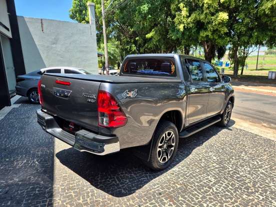 TOYOTA-HILUX-2021