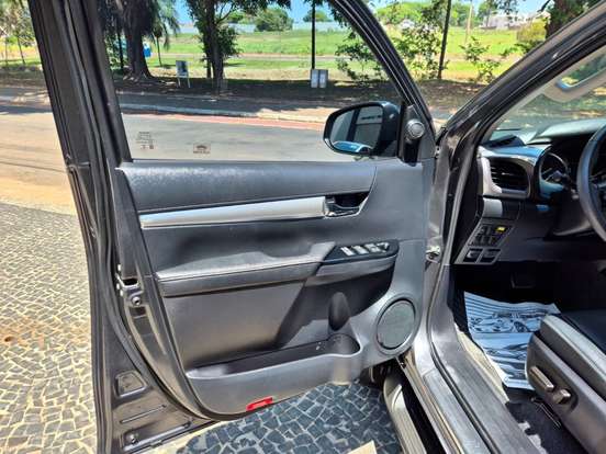 TOYOTA-HILUX-2.8 D-4D TURBO DIESEL CD SRV 4X4 AUTOMÁTICO TOYOTA-HILUX-2021