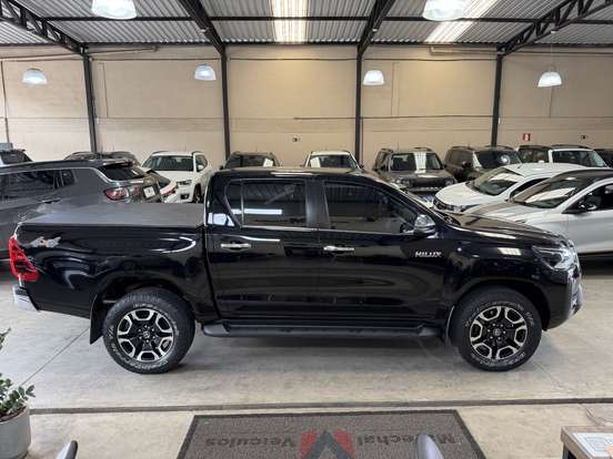TOYOTA-HILUX-2.8 D-4D TURBO DIESEL CD SRX 4X4 AUTOMÁTICO TOYOTA-HILUX-2022