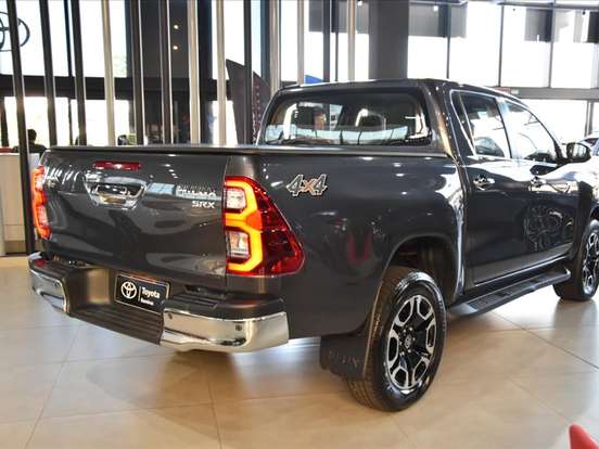 TOYOTA-HILUX-2.8 D-4D TURBO DIESEL CD SRX 4X4 AUTOMÁTICO TOYOTA-HILUX-2023