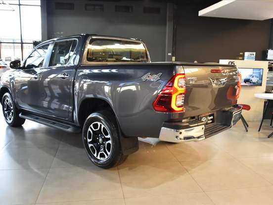 TOYOTA-HILUX-2.8 D-4D TURBO DIESEL CD SRX 4X4 AUTOMÁTICO TOYOTA-HILUX-2023