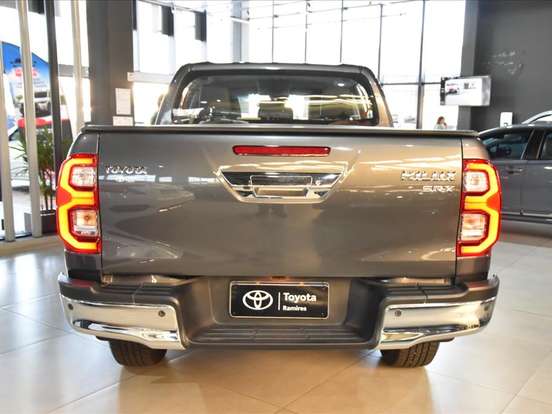 TOYOTA-HILUX-2.8 D-4D TURBO DIESEL CD SRX 4X4 AUTOMÁTICO TOYOTA-HILUX-2023