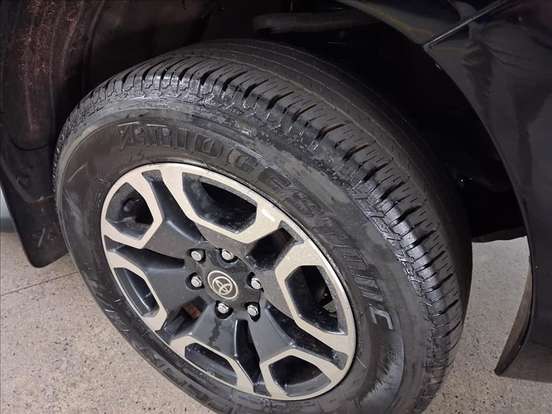TOYOTA-HILUX-2.8 D-4D TURBO DIESEL CD SRX 4X4 AUTOMÁTICO TOYOTA-HILUX-2025