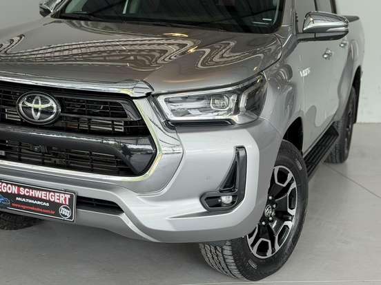 TOYOTA-HILUX-2.8 D-4D TURBO DIESEL CD SRX 4X4 AUTOMÁTICO TOYOTA-HILUX-2023