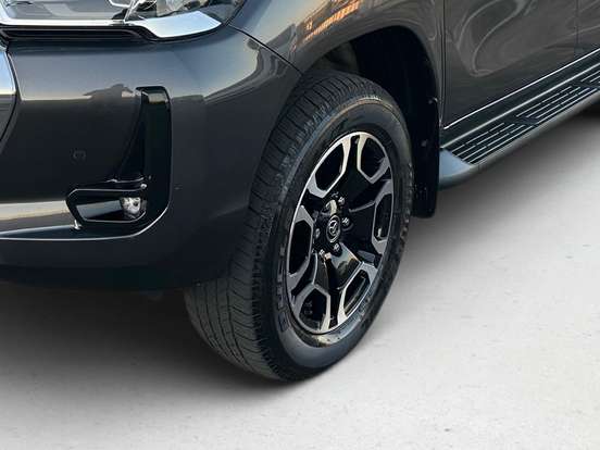 TOYOTA-HILUX-2.8 D-4D TURBO DIESEL CD SRX 4X4 AUTOMÁTICO TOYOTA-HILUX-2025