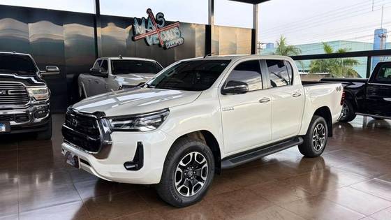 TOYOTA HILUX 2.8 D-4D TURBO DIESEL CD SRX 4X4 AUTOMÁTICO