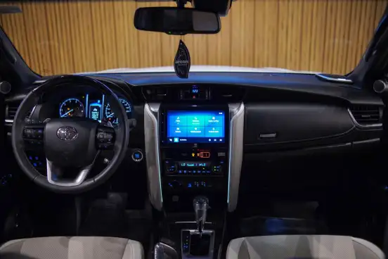 TOYOTA-HILUX SW4-2024