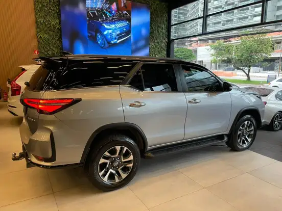 TOYOTA-HILUX SW4-2023
