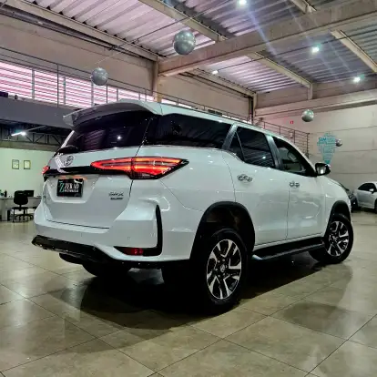 TOYOTA-HILUX SW4-2024
