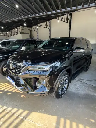 TOYOTA HILUX SW4 2.8 D-4D TURBO DIESEL SRX PLATINUM 7L 4X4 AUTOMÁTICO