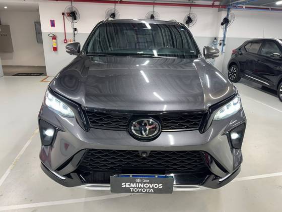 TOYOTA HILUX SW4 2.8 D-4D TURBO DIESEL DIAMOND 7L 4X4 AUTOMÁTICO