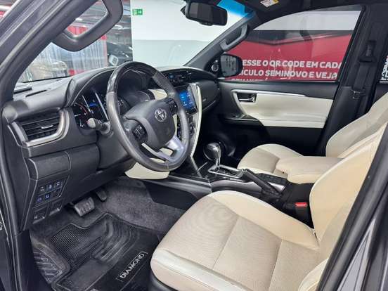 TOYOTA-HILUX SW4-2023