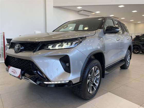 TOYOTA HILUX SW4 2.8 D-4D TURBO DIESEL DIAMOND 7L 4X4 AUTOMÁTICO