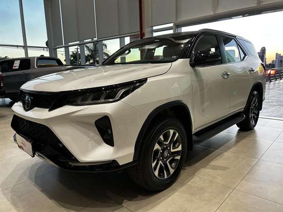 TOYOTA-HILUX SW4-2024