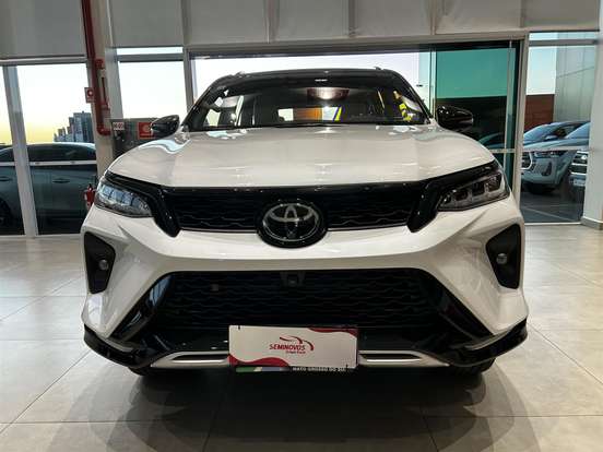 TOYOTA-HILUX SW4-2024