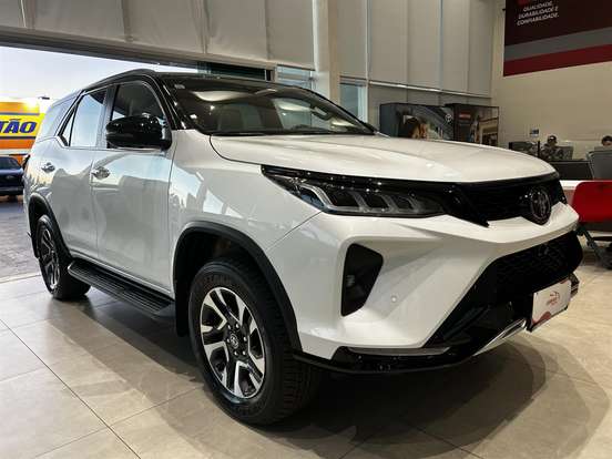 TOYOTA-HILUX SW4-2.8 D-4D TURBO DIESEL DIAMOND 7L 4X4 AUTOMÁTICO TOYOTA-HILUX SW4-2024