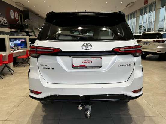 TOYOTA-HILUX SW4-2024