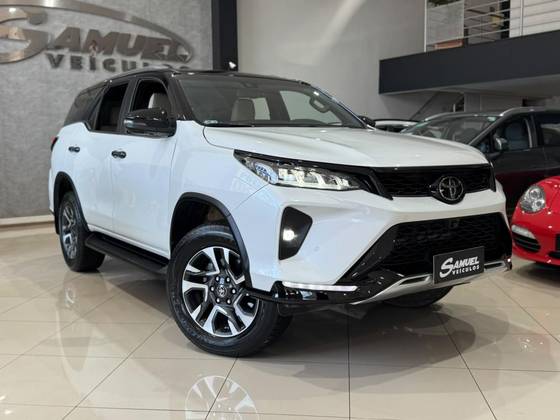 TOYOTA HILUX SW4 2.8 D-4D TURBO DIESEL DIAMOND 7L 4X4 AUTOMÁTICO