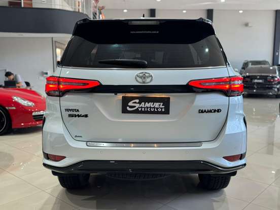 TOYOTA-HILUX SW4-2024