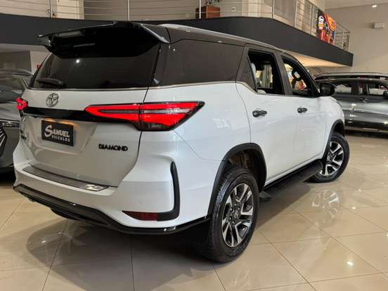 TOYOTA-HILUX SW4-2024