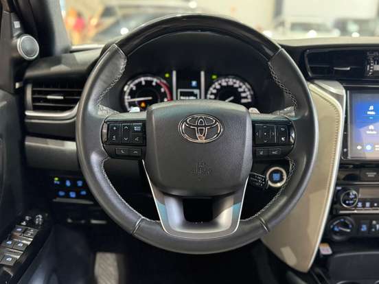 TOYOTA-HILUX SW4-2024